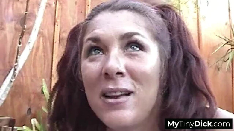 MyTinyDick: 一个红发女郎和一个金发女郎联手在他的小鸡巴上