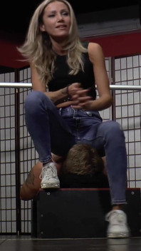 Debaixo do jeans da dominatrix Tatjana!