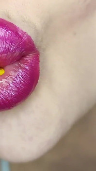 Giantess吃掉7个小人物并消化