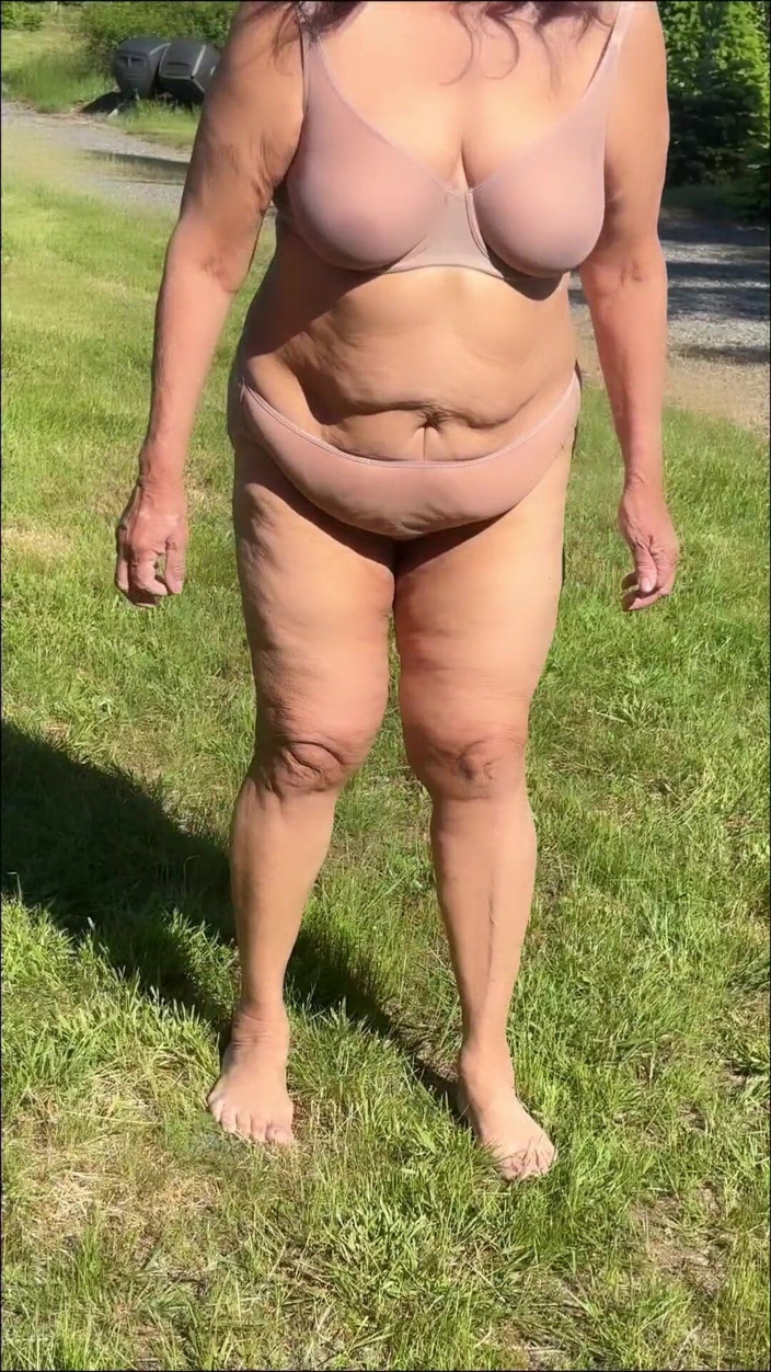 Zilah Luz: 72-jährige oma mit behaariger muschi pisst im freien