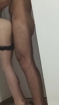 Ejakuluje uvnitř mého štíhlého těla, stojí a nosí sexy spodní prádlo.