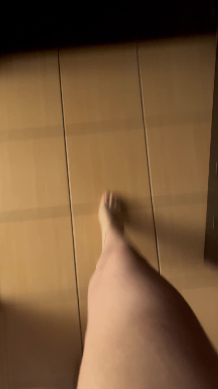 Feet: Pov: i suoni del camminare in tacchi alti beige