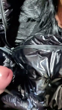 Brilhante downjacket milf audição privada. Garganta profunda, de quatro e gozada na jaqueta
