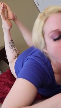 Das super heiße reife Modell pauladiamonds zeigt mir ihre Footjob-Fähigkeiten. Wir chatten seit Monaten, um ein shooting zu machen und so