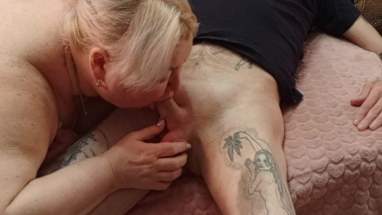 Zona901: 隣人が私の睾丸を吸って飲み込む