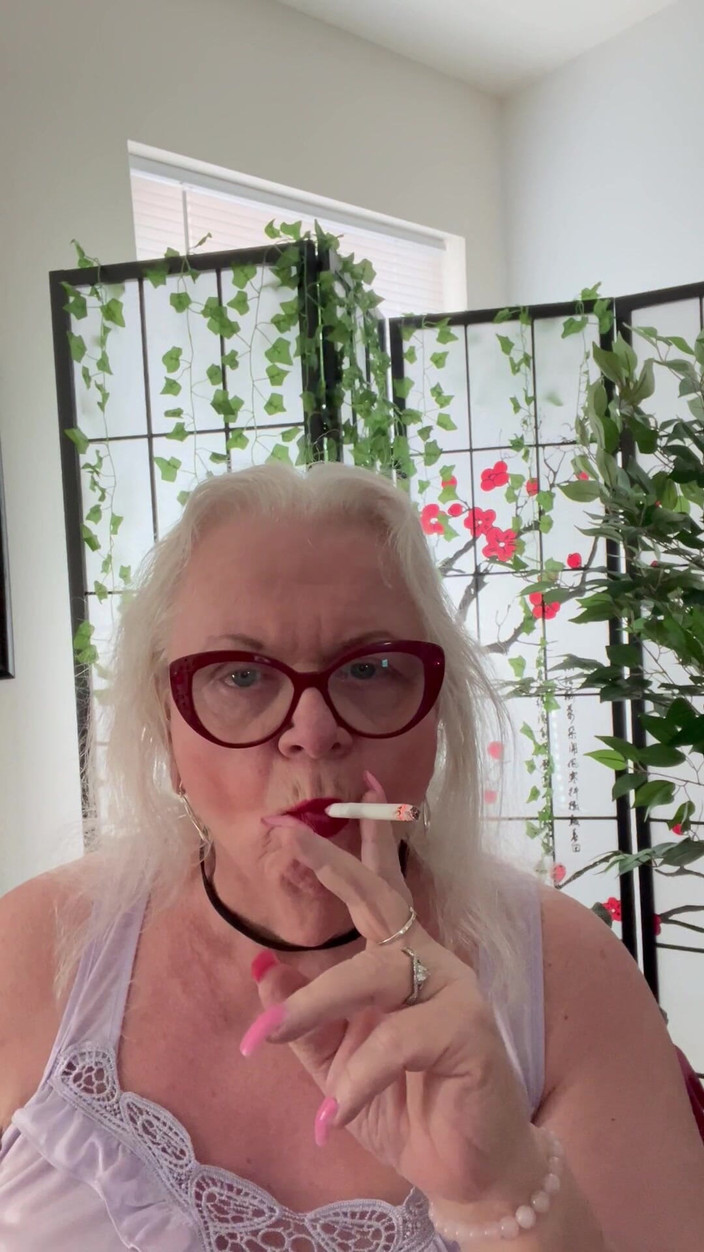 Constance: 吸烟人妖