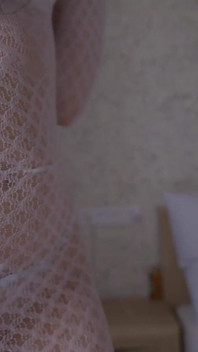Ma Belle-mère Essaye Une Mini-robe Blanche Sexy