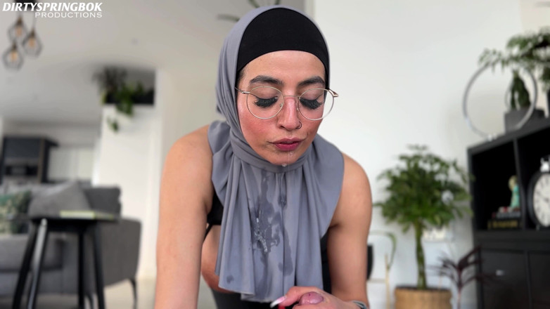 DirtySpringbok: Hijabi Aaliyah Yasin wird von ihrer mitbewohnerin erwischt und bekommt...