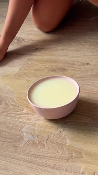 Sesi minum kencing bareng si cewek nakal mary yang lagi asik minum ekor kucing