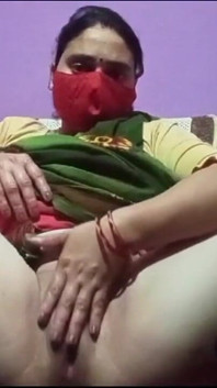 Tante seksi india lagi asik fingering memek pinknya yang dicukur