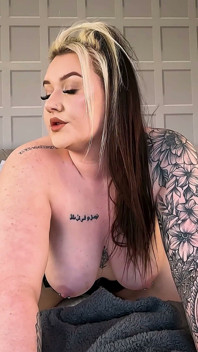 Hookup with Sexy Tattooed Alt Girl