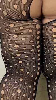 Une PAWG MILF en collants secoue son cul juteux Elle s'échauffe et squirte