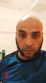 Dj-fratele urinează și asta îl excită.