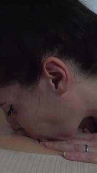 새 배꼽을 핥는 거유 어두운 머리 밀프