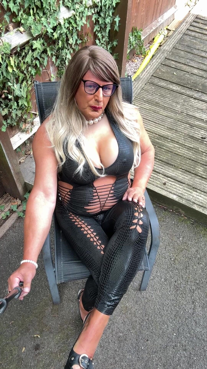 Kellycd2022: Sexy crossdresser kellycd2022 trong pvc đen catsuit và giày cao gót