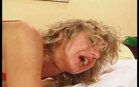 Mature bitch gets fucked hardcore