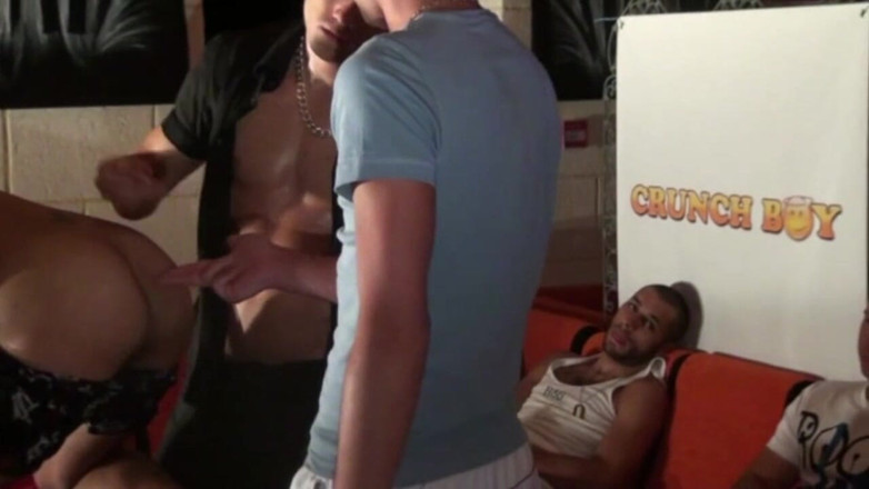 MEN BIG COCKS FUCKERS: Orgie uimitoare cu vedeta porno Jordan Fox și prietenii săi