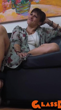 MiLF con una perfetta figa porno si spalanca per il suo primo film XXX