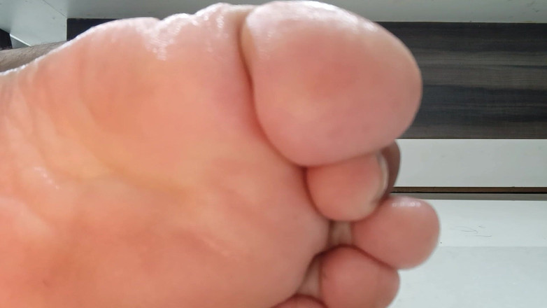 Fetish guys: Meminyakkan Kaki Saya Dengan Perlahan-lahan - Klip Fetish #2