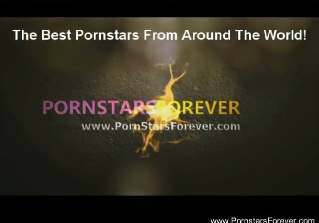 Pornstars Forever: Cewek rambut cokelat dengan stoking jaring-jaring dicrot di muka saat...