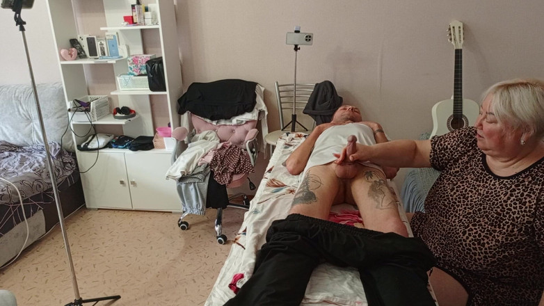 Zona901: Мачеха сосет и дрочит мой хуй на массажном столе и глотает сперму