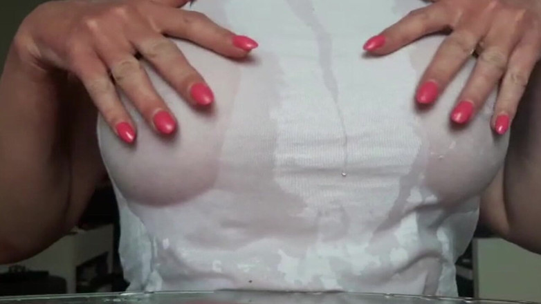 Aqua Pola: Sutki orgazm i chłodzenie poprzez zwilżenie mojej koszulki