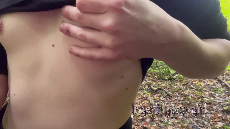 Inga lillypop girl: Dame spielt mit Titten im Wald