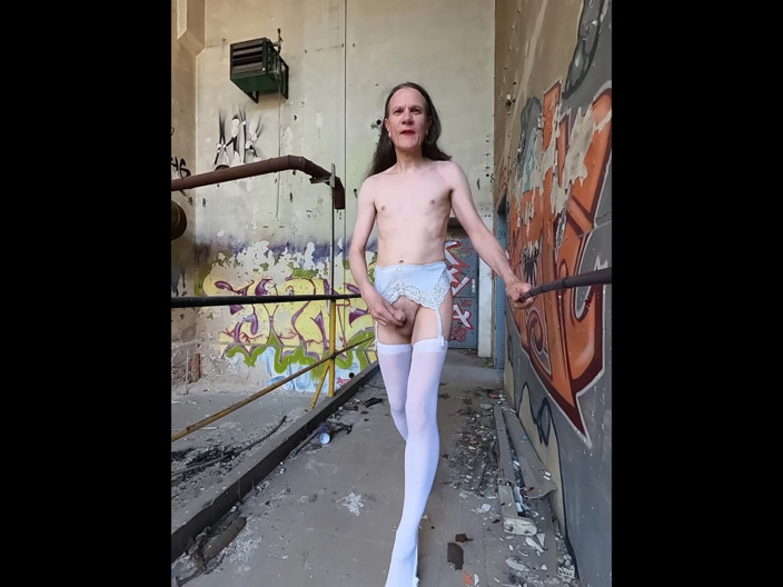 Slut Bella: Роздягання нареченої