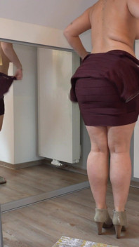 Wanita semok lagi pakai gaun bodycon ketatnya untuk kamu