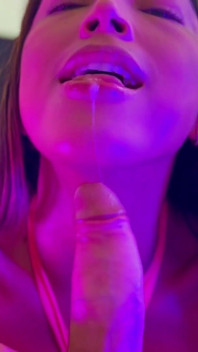 Pipe En POV Sous Une Lumière Néon Par La Star Du Porno Latina Mianins