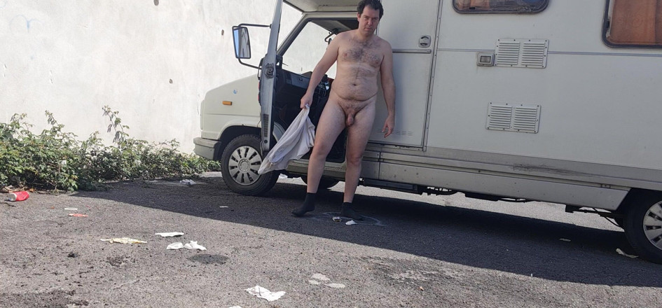Mirko2589: Todo desnudo en una calle