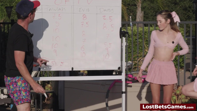 Lost Bets Games: ワイルドなストリップゲームショーで国歌を朗読する