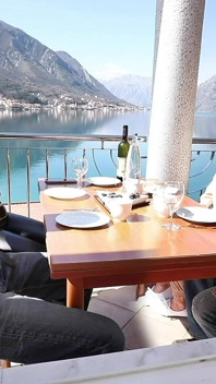 Öffentlich! Einen heißen schwanz in einem restaurant gewichst