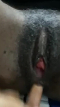 Gadis remaja kurus afrika lagi asik fingering memeknya pakai jari