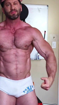 Madison pumpuje Biceps a vyhoní náklad na váhový lavici