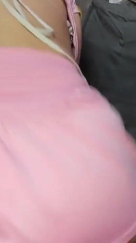 Rosa Kleid und süßer Cumshot