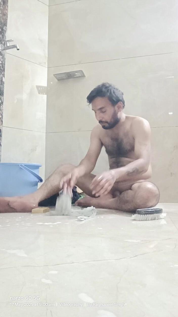 Rajasthani-old-lover: インドのパパがシャワーを浴びてマスターベーションをする