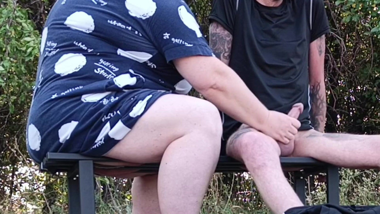 Zona901: Stiefmoeder in een park vingert mijn lul op een bankje
