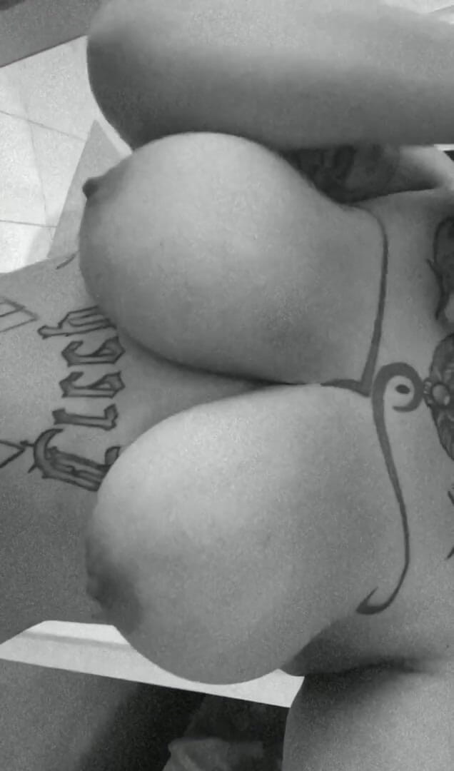 BossAssBiX: Serrer de gros nichons