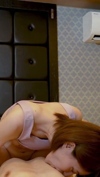 引き締まった体を持つバイリンガルビューティーアドバイザー。甘い誘惑は震える絶頂と深い中出しで終わる