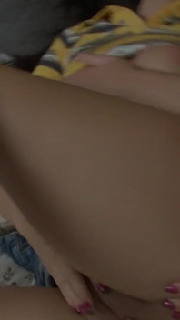Detailní prstění kapající kundičky až do tryskajícího orgasmu