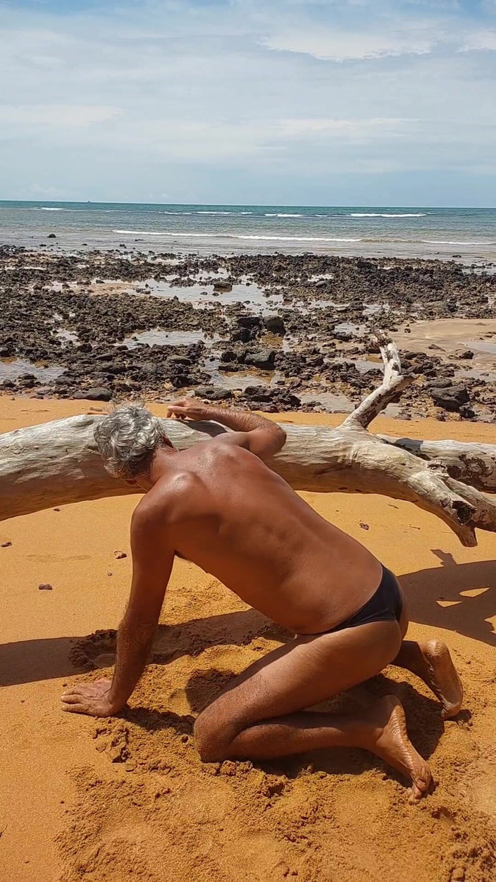 Ladysilvas: Ladysilva femboy in spiaggia mostra il suo culo in mutandine
