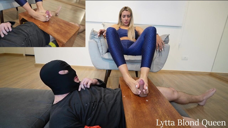 Queen Lytta ballbusting and cum lick: Bahagian 2 - Lytta Seksi MemerahNya Dan Membuatkannya Menjilat Air Mani Sendiri -...