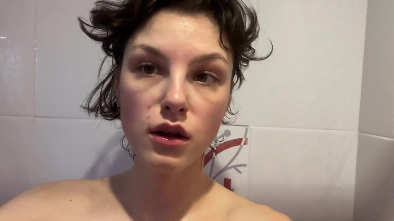 Karafuto404: Cewek ini lagi asik muasin memeknya pakai dildo ukuran XL...