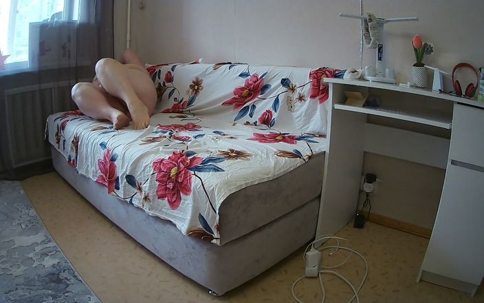 Zona901: Dziewczyna spędza czas na masturbacji swojej dużej owłosionej cipki zabawkami