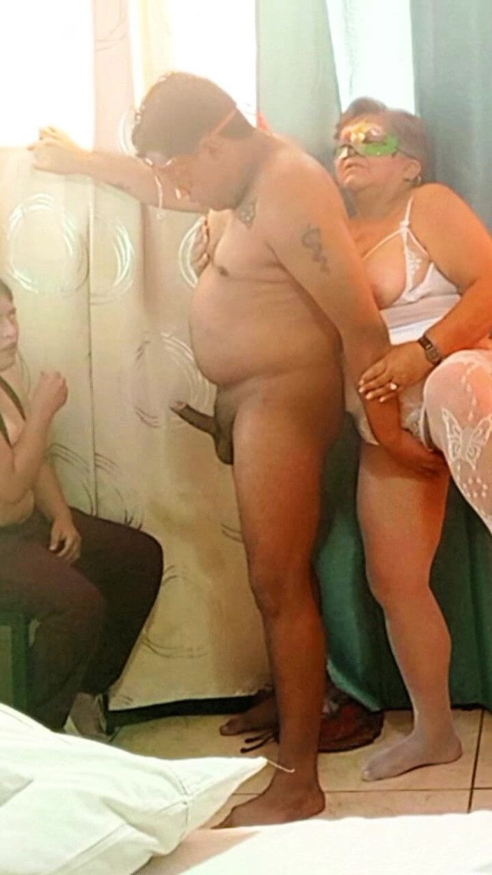 Sofixxx: Nevlastní sestra a nevlastní matka kouří ptáka, když jsme sami