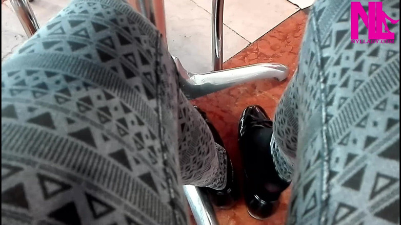 Nyllady: Shoeplay i My Black Pattent Flats i en bar