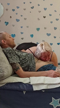 Blowjob sebelum pancutan mani daripada ibu tiri