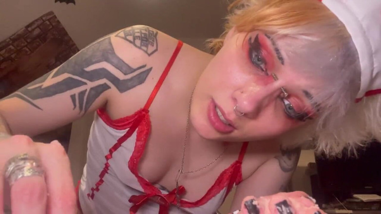 Glitterqueen1999: Sexy gotická sestra vám dá poslední kouření a šukání před penatomií