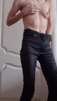 Hubená dívka masturbuje v kožených kalhotách